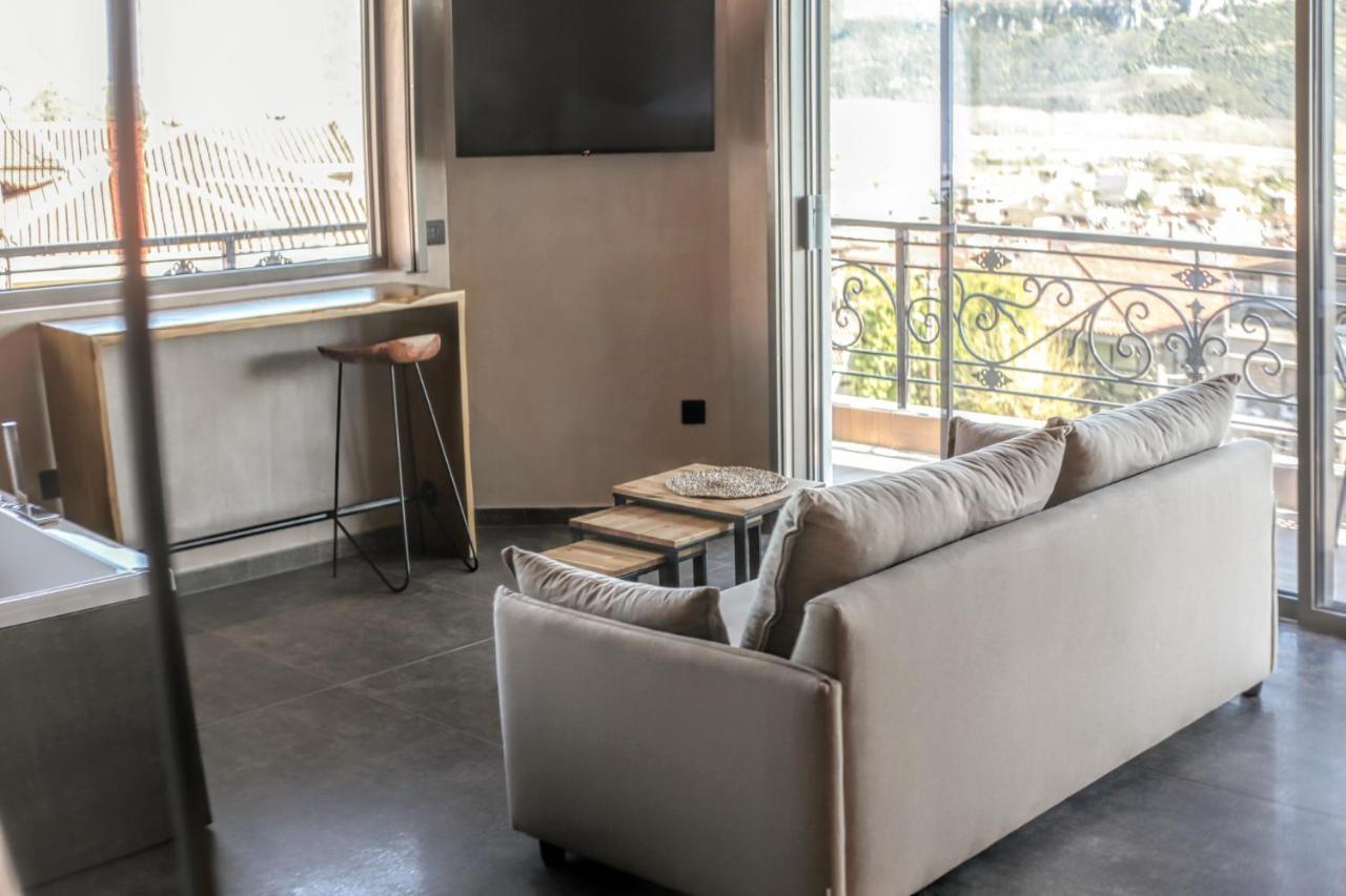 Meteora Heaven And Earth Premium Suites - Adults Friendly كالامباكا المظهر الخارجي الصورة